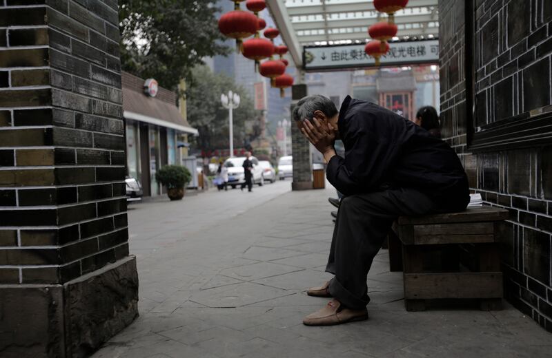 资料照:在重庆,一位老人坐在长椅上。